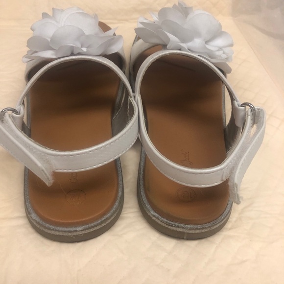 Sandals White straps, Velcro Cat & Jack brand Girls 12 Rubber solesFlower on top - Picture 4 of 12